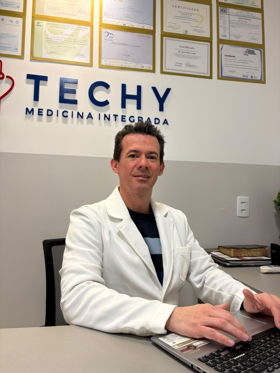 Dr. João Pedro Techy em seu consultório na Clínica Techy